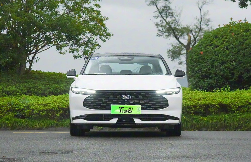 imgi_3_1_3(41) Ford Mondeo 2026 – Factory Price From China | China EV Export Qatar - Image 1